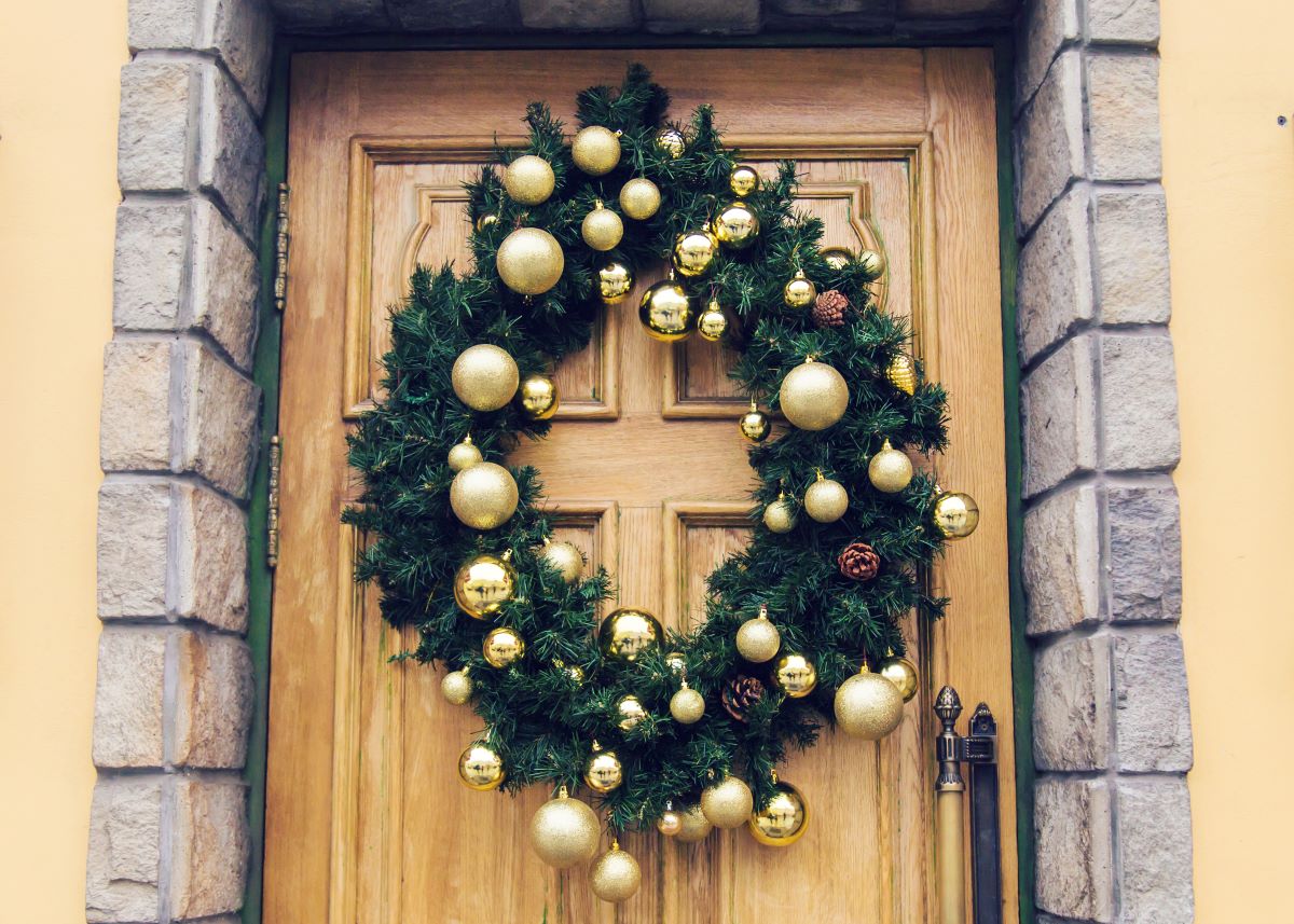 świąteczny wieniec na drzwi