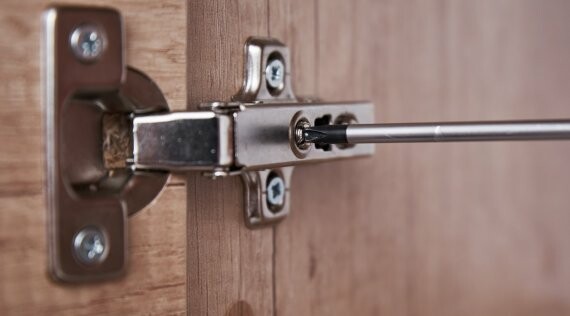 Luźne zawiasy i okucia – diagnostyka i naprawa