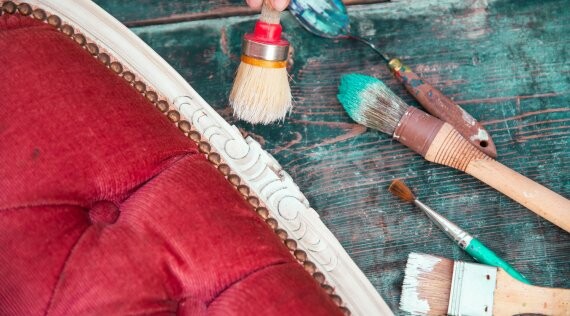 Odbarwienia w tapicerce – przyczyny i sposoby renowacji