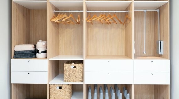 System cargo w szafie – organizacja przestrzeni w nowoczesnej garderobie