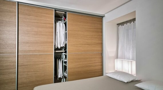 Systemy drzwi do szaf - porównanie prowadnic premium i ekonomicznych