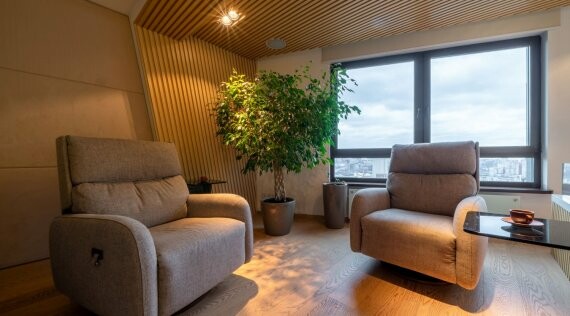 Sofy z funkcją relaksu - porównanie systemów elektrycznych i manualnych