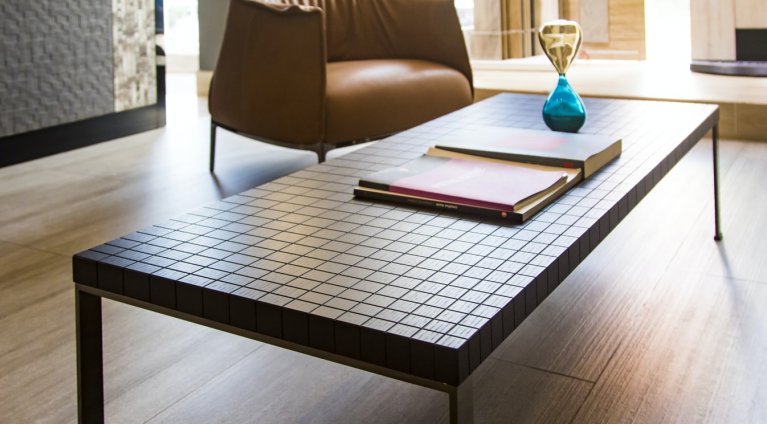 Ława – niezbędny element aranżacji salonu