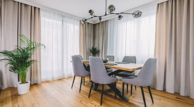 Jaką podłogę wybrać do salonu? 13 inspirujących propozycji