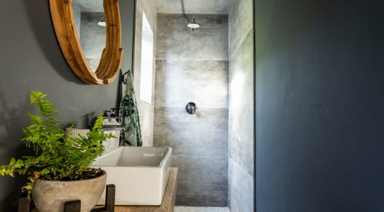Prysznic typu walk-in – wady i zalety otwartej kabiny