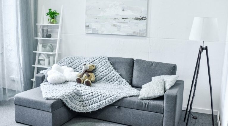 Rozkładana sofa z funkcją spania - idealne rozwiązanie do małego mieszkania