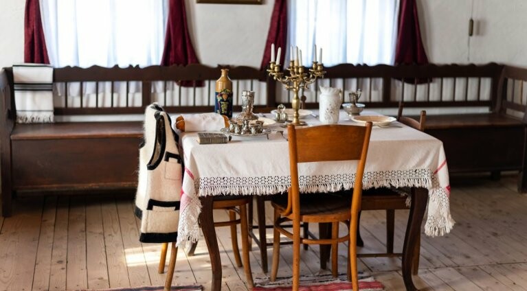 Elegancja i egzotyka we wnętrzu – jak urządzić dom lub mieszkanie w stylu kolonialnym?