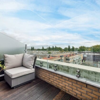 Jak udekorować taras lub balkon? Inspiracje lato 2023