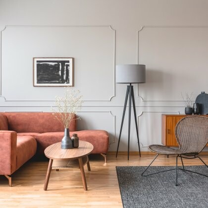 Jak udekorować ścianę nad narożnikiem w salonie?