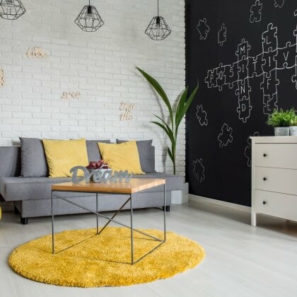 Jak wybrać komodę do salonu, sypialni czy przedpokoju? Praktyczny mebel w wielu odsłonach