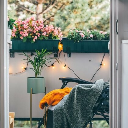 Jak urządzić przytulny balkon lub taras? Przygotuj je na wiosnę!