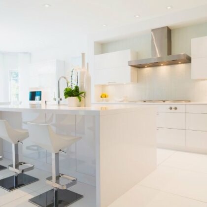 Jak usunąć rysy z lakierowanych mebli?