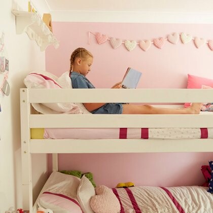 Praktyczne łóżka piętrowe: jak wybrać odpowiednie dla dzieci i młodzieży?