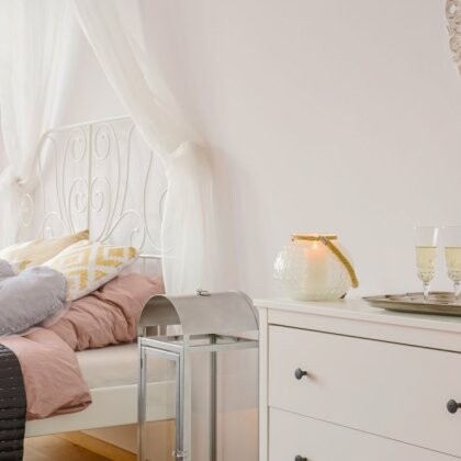 Łóżka z baldachimem - powrót do romantycznych sypialni