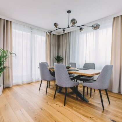 Jaką podłogę wybrać do salonu? 13 inspirujących propozycji