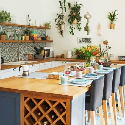 Jak funkcjonalnie i stylowo połączyć kuchnię z salonem?