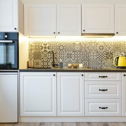 Co położyć na ścianie między szafkami kuchennymi?