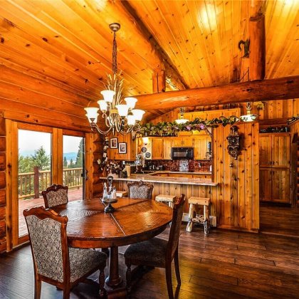 Stół – prosty mebel o ogromnym znaczeniu