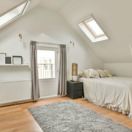 Jakie łóżko do sypialni ze skosami? Urządzamy poddasze