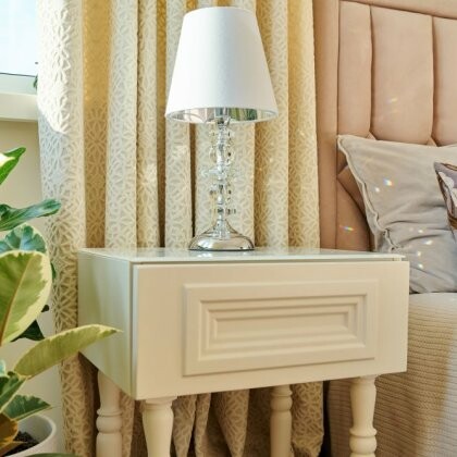 Praktyczne i stylowe: 9 pomysłów na półki i szafki nocne do sypialni