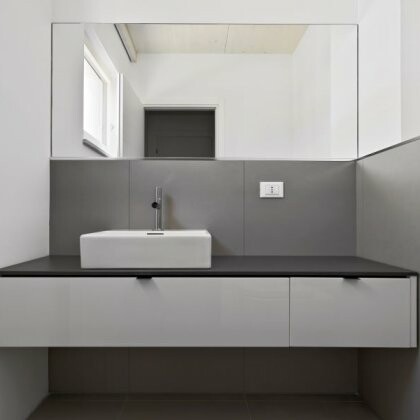 Szafka pod umywalkę na blatową - jaką wybrać do małej łazienki?